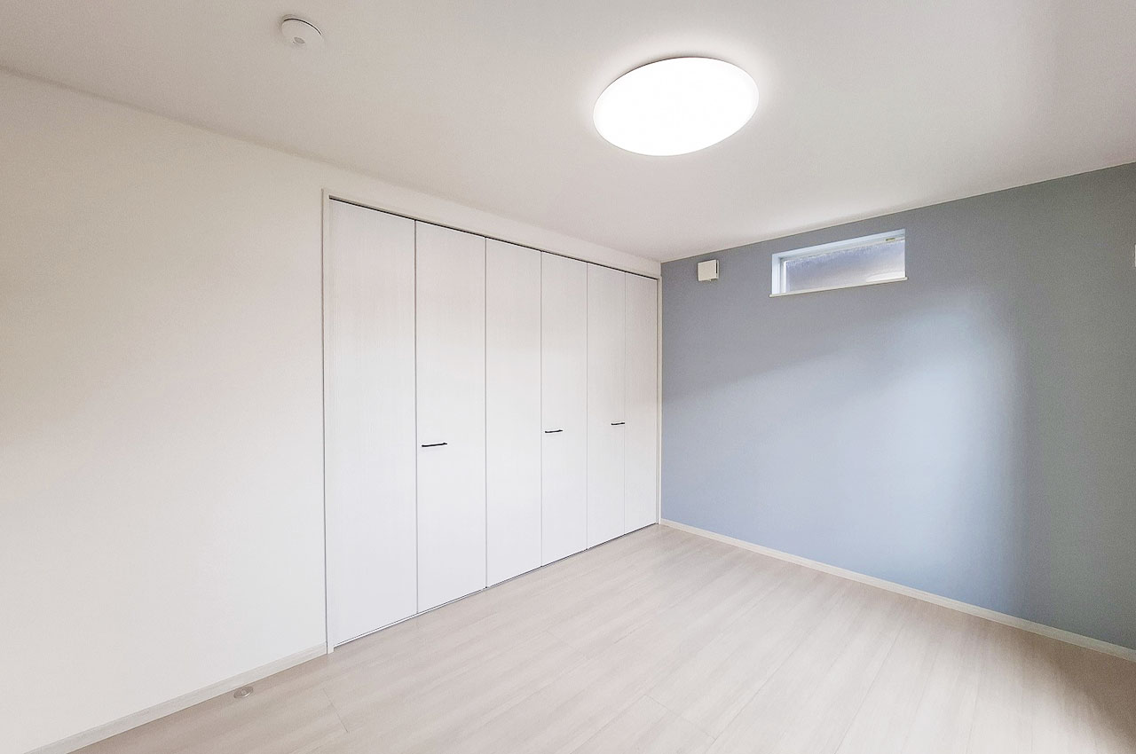 洋室②は壁一部にアクセントクロスを施し、程よいデザイン性をプラスしました。