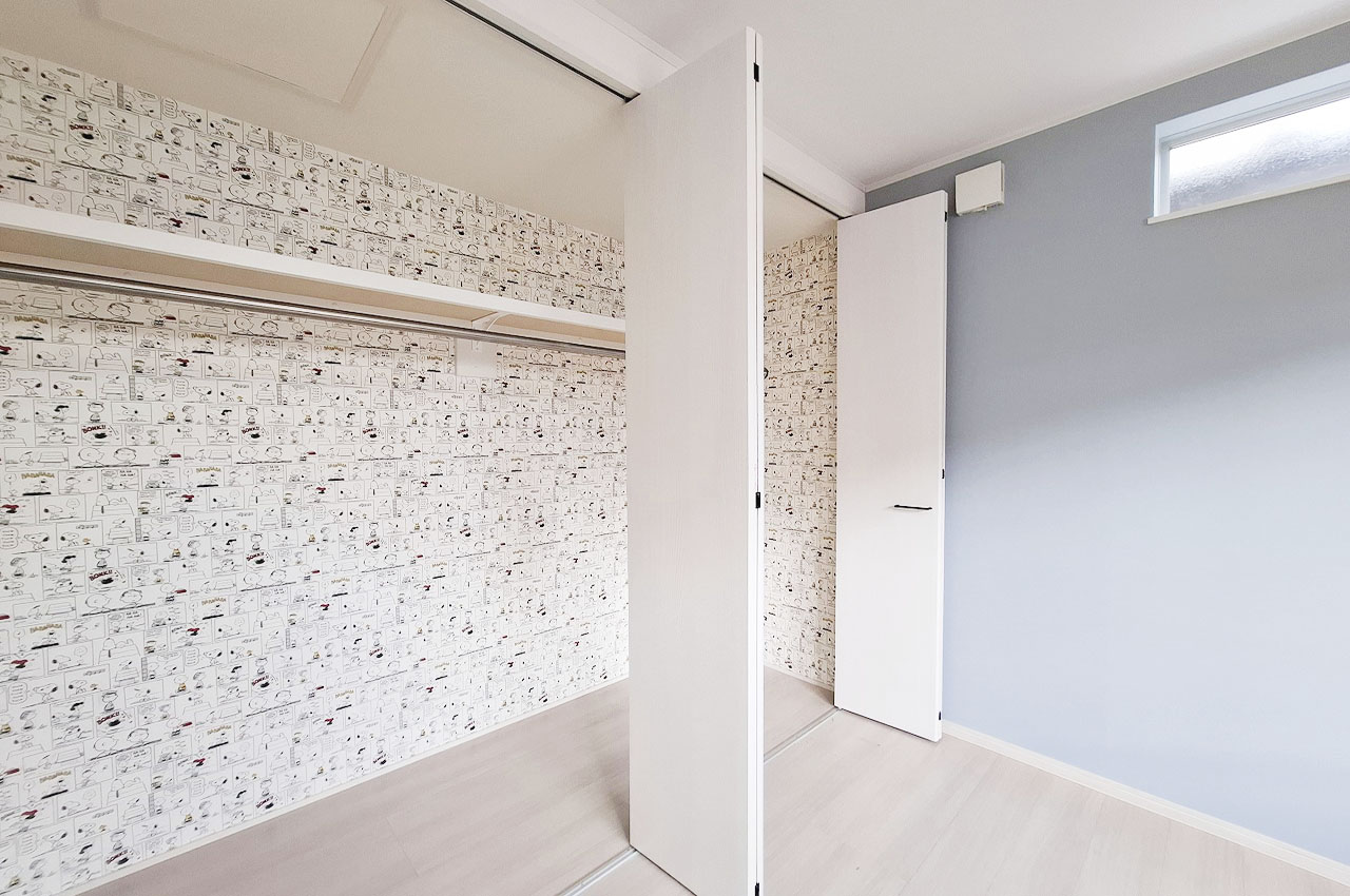 キャラクター柄クロスが特徴のクローゼット。実用性だけでなく遊び心も感じられる造りです。