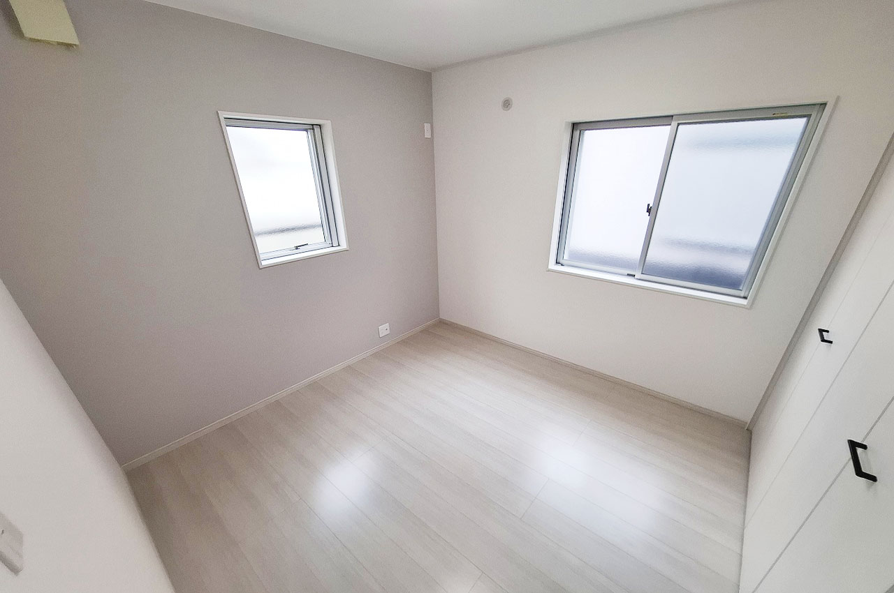 洋室③は壁クロスを貼替え、照明を新調しました。