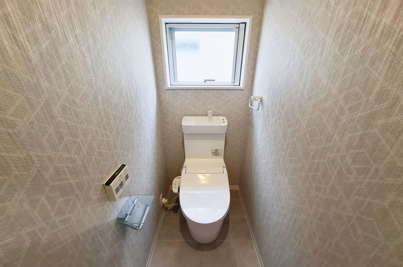 2Fのトイレは、クッションフロア・壁・天井クロスを貼替えました。