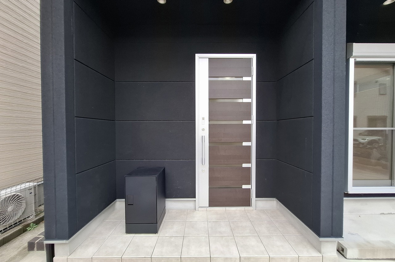 不在時でも荷物を受け取れる便利な宅配ボックスを新調しました。