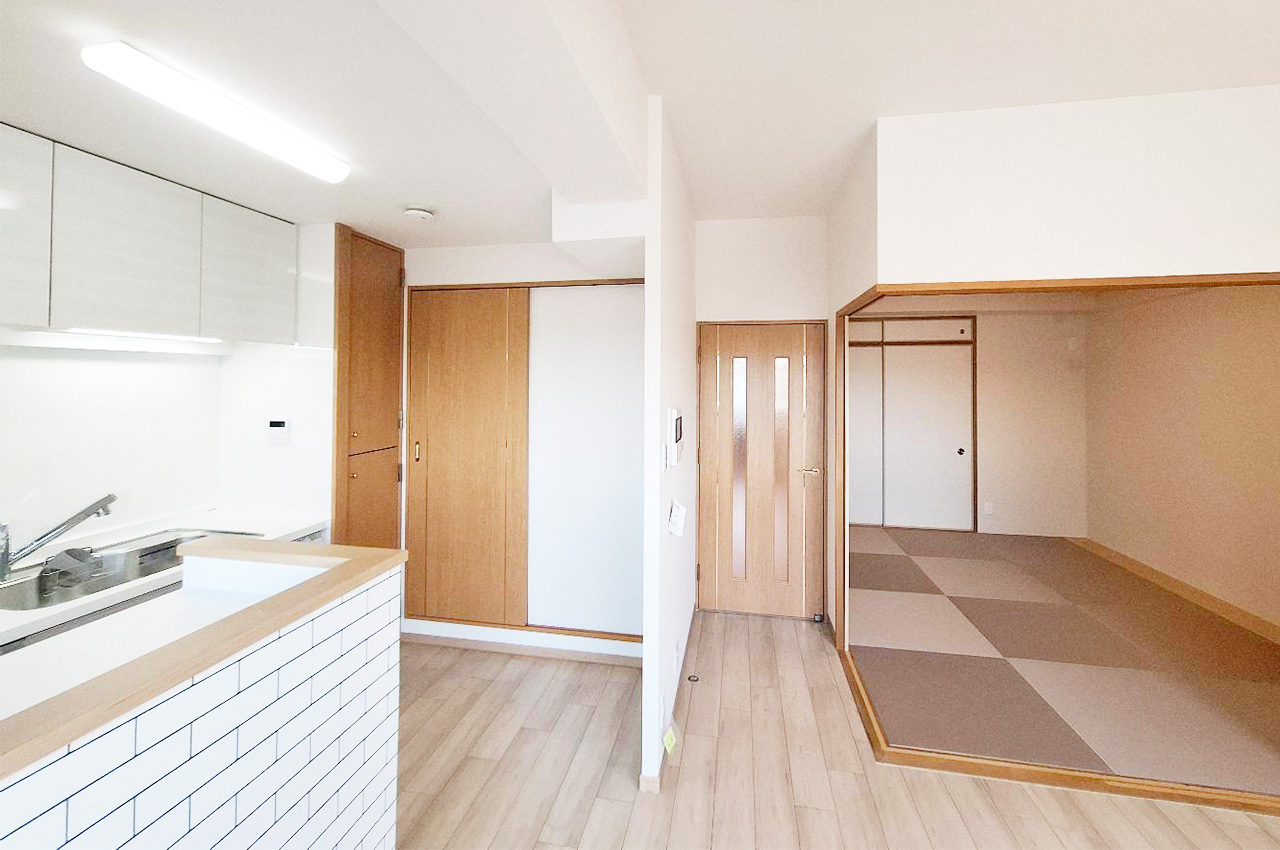 LDK：キッチン横から洗面所へ繋がる導線で家事効率アップ。隣接した和室は多彩な用途で使用できます。