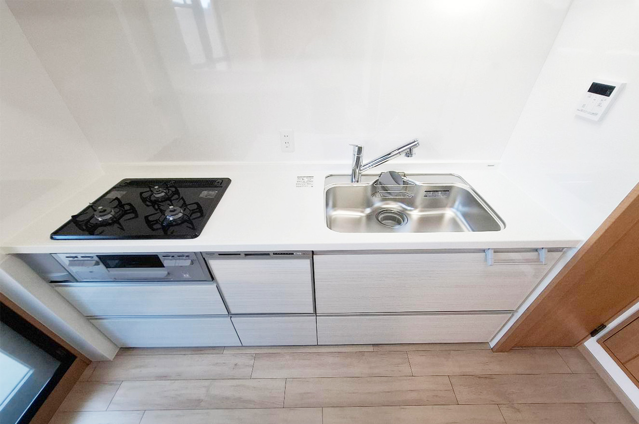 キッチン：新調されたシステムキッチンは、清潔感あふれる白基調。食洗機付きで毎日の家事効率アップ。
