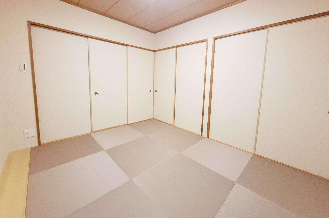 和室：半帖畳を新調し、落ち着いた雰囲気とモダンな印象を併せ持つ空間。清潔感があり快適に過ごせます。