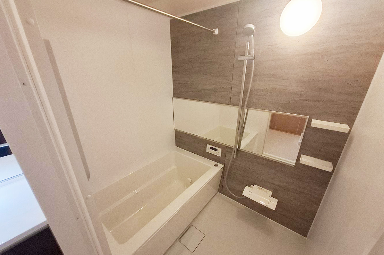 バスルーム：新調した浴槽は清潔感あり。リフォームで一新され、毎日のバスタイムが癒しの時間に。