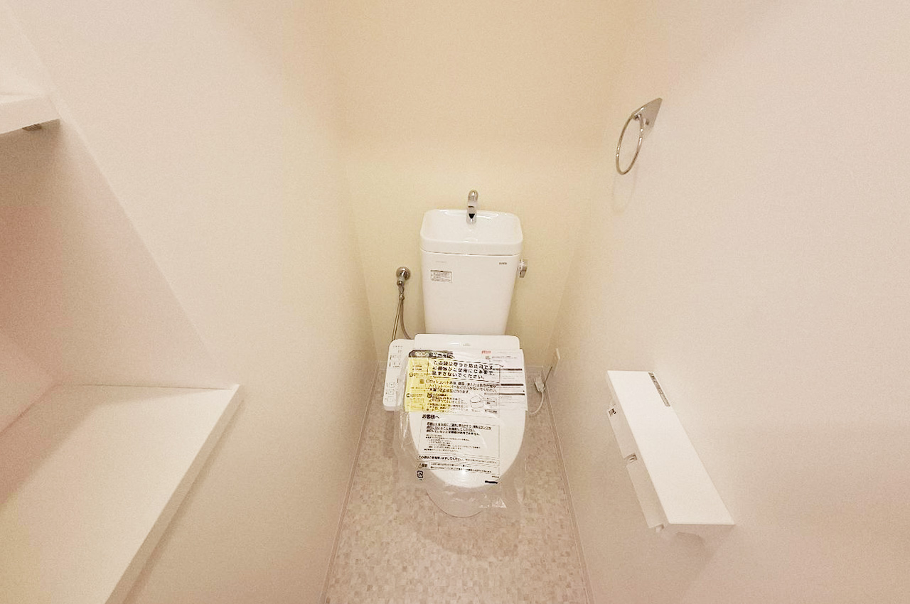 トイレ：新調された便座は温水洗浄機能付き。リフォームで一新されたトイレは安心して長く使えます。