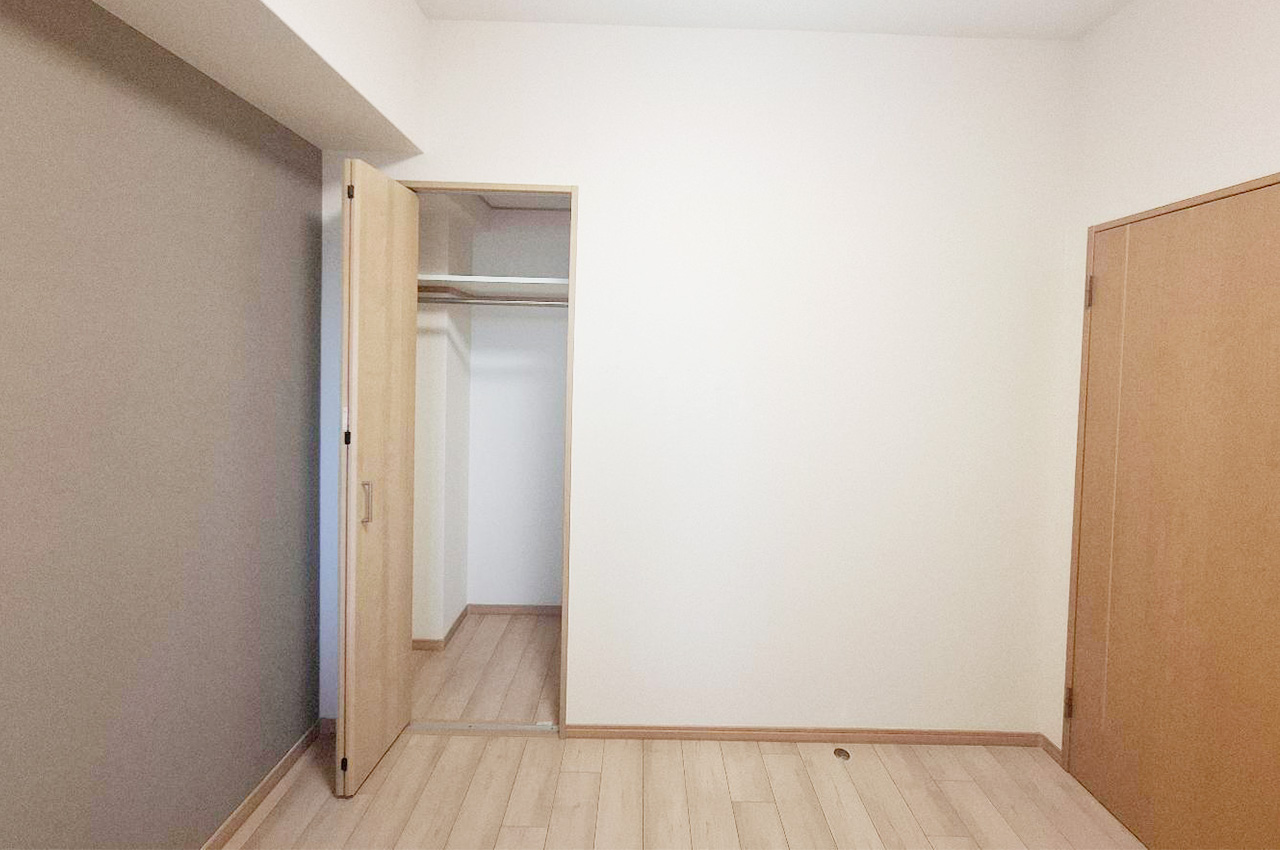 納戸：クローゼット付で整理整頓しやすい便利空間。収納力を高めたいご家庭に重宝します。