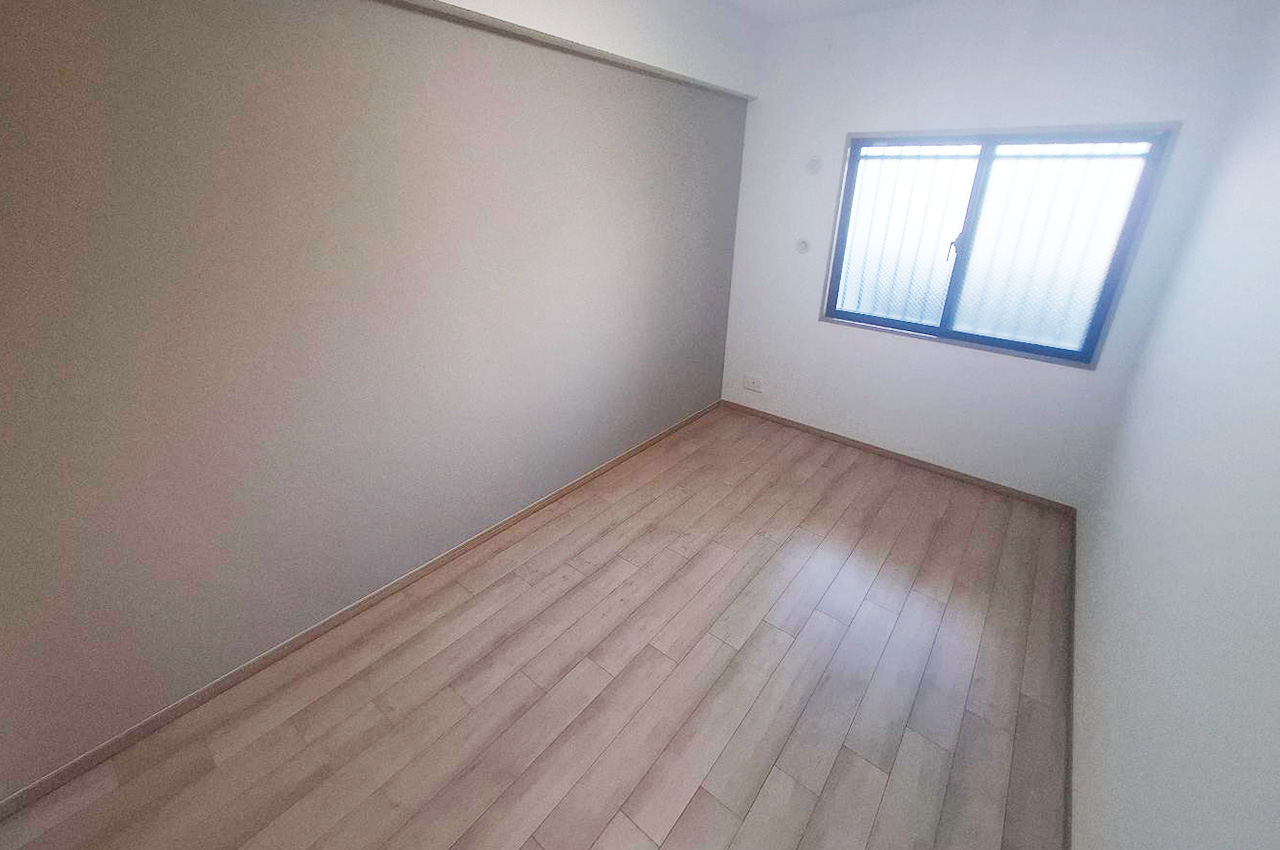 洋室：採光に恵まれた窓辺が印象的。落ち着いた雰囲気で心地よいプライベート空間です。