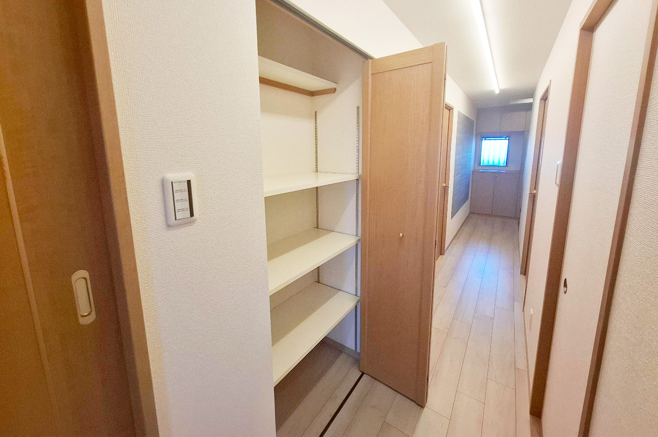 廊下：各居室へと繋がる廊下は動きやすいレイアウト。収納も備わり機能性と暮らしやすさを両立しています。
