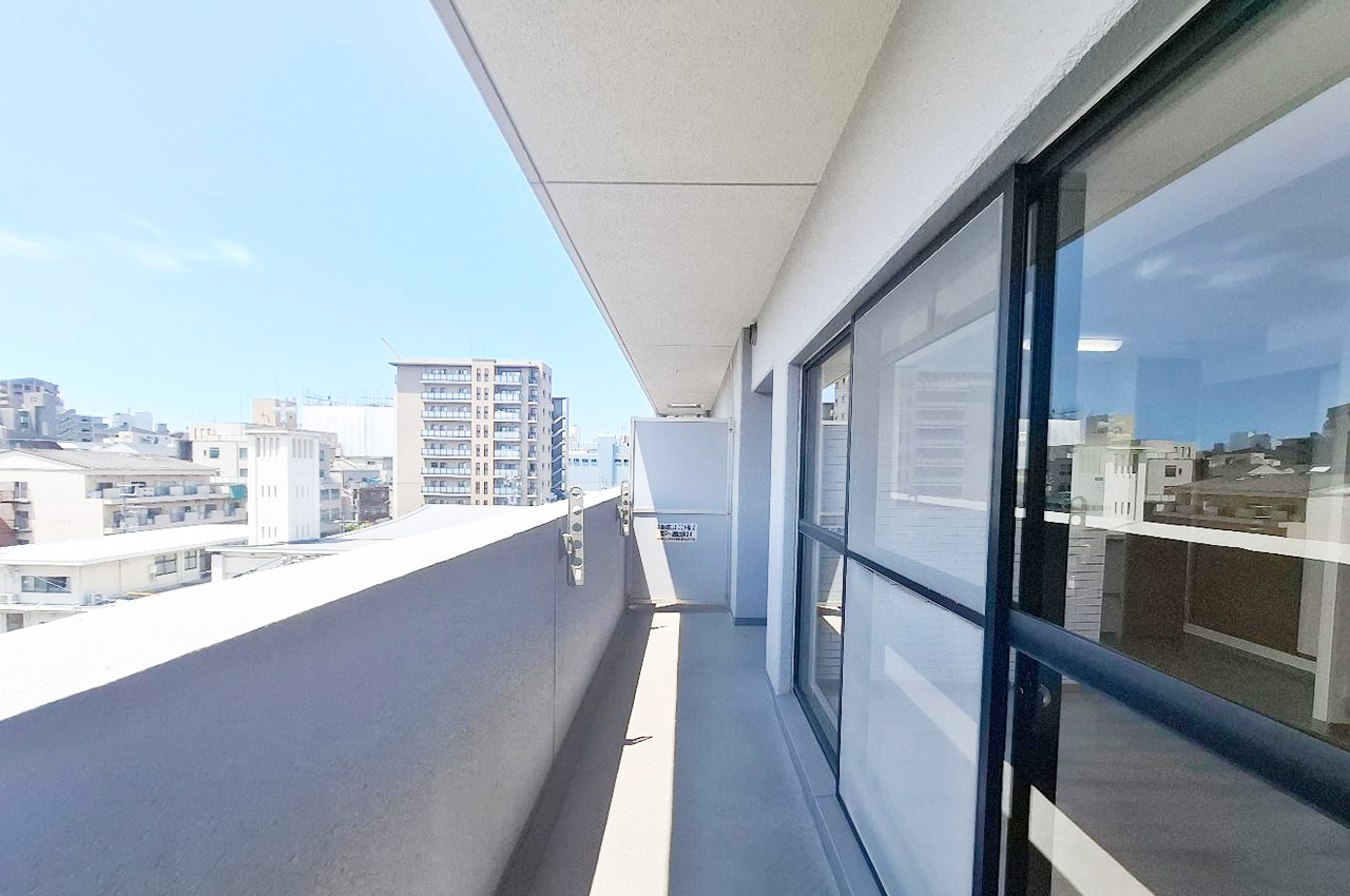 南西向きバルコニーは陽当たり良好。洗濯物もよく乾き、毎日の暮らしに明るさと快適さをもたらします。