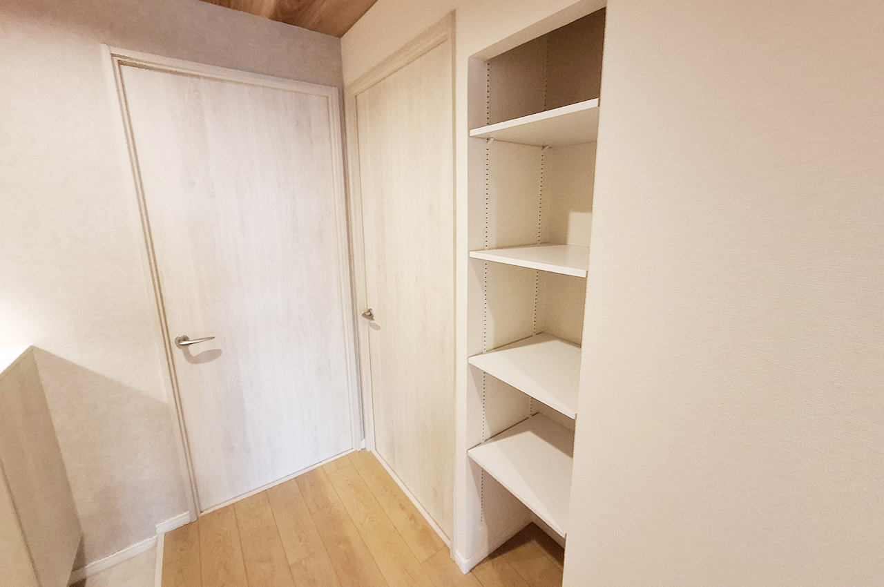 廊下の棚収納：可動棚を新調済み。