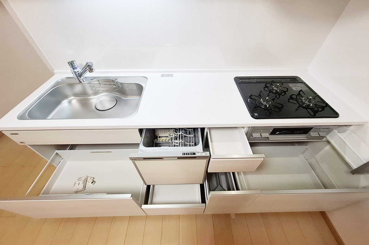 キッチン：足元の収納は、出し入れしやすいスライドタイプです。