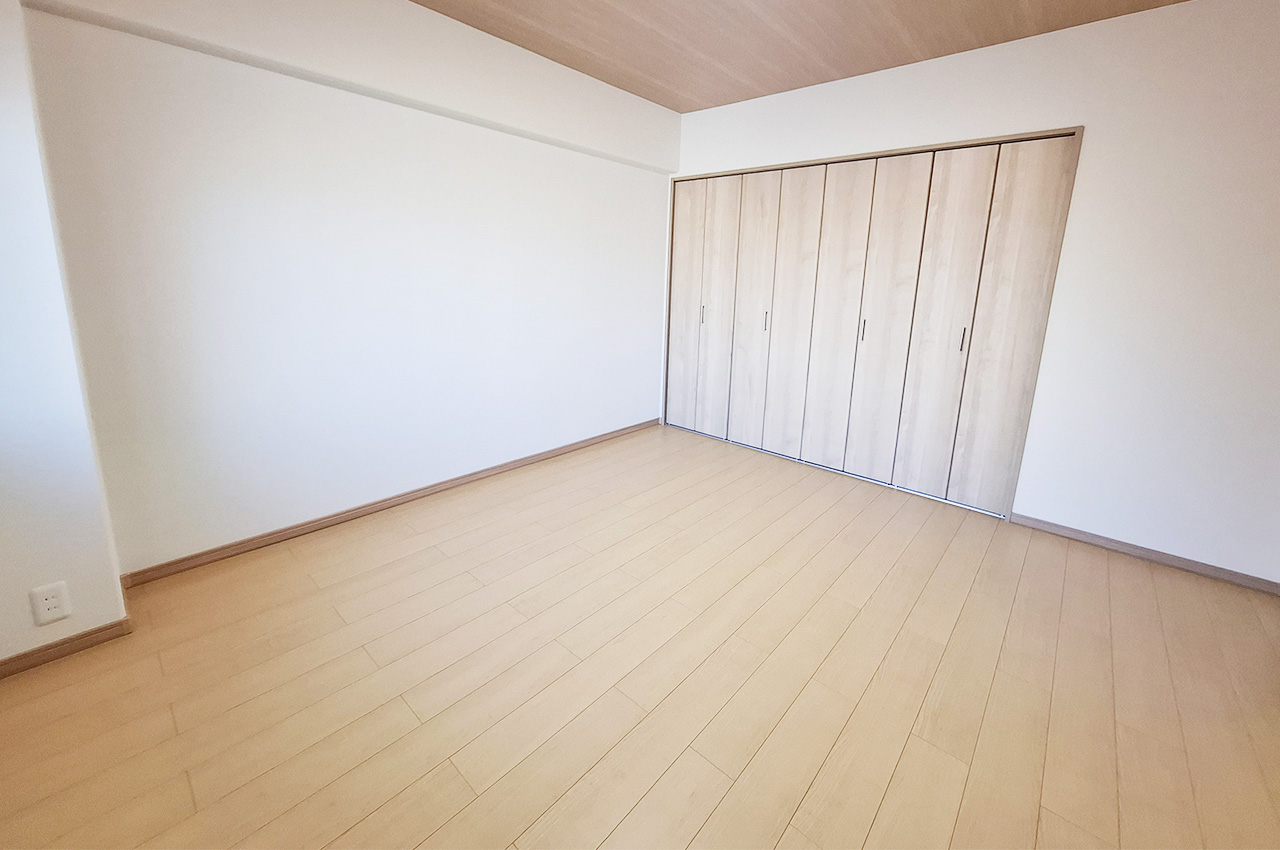 洋室1：クロスやフローリングを貼替えるなどリフォーム済み。
