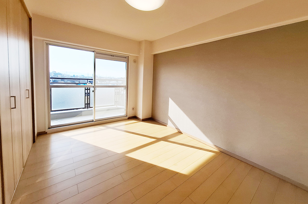 洋室3：南向きバルコニーに面した明るい室内。