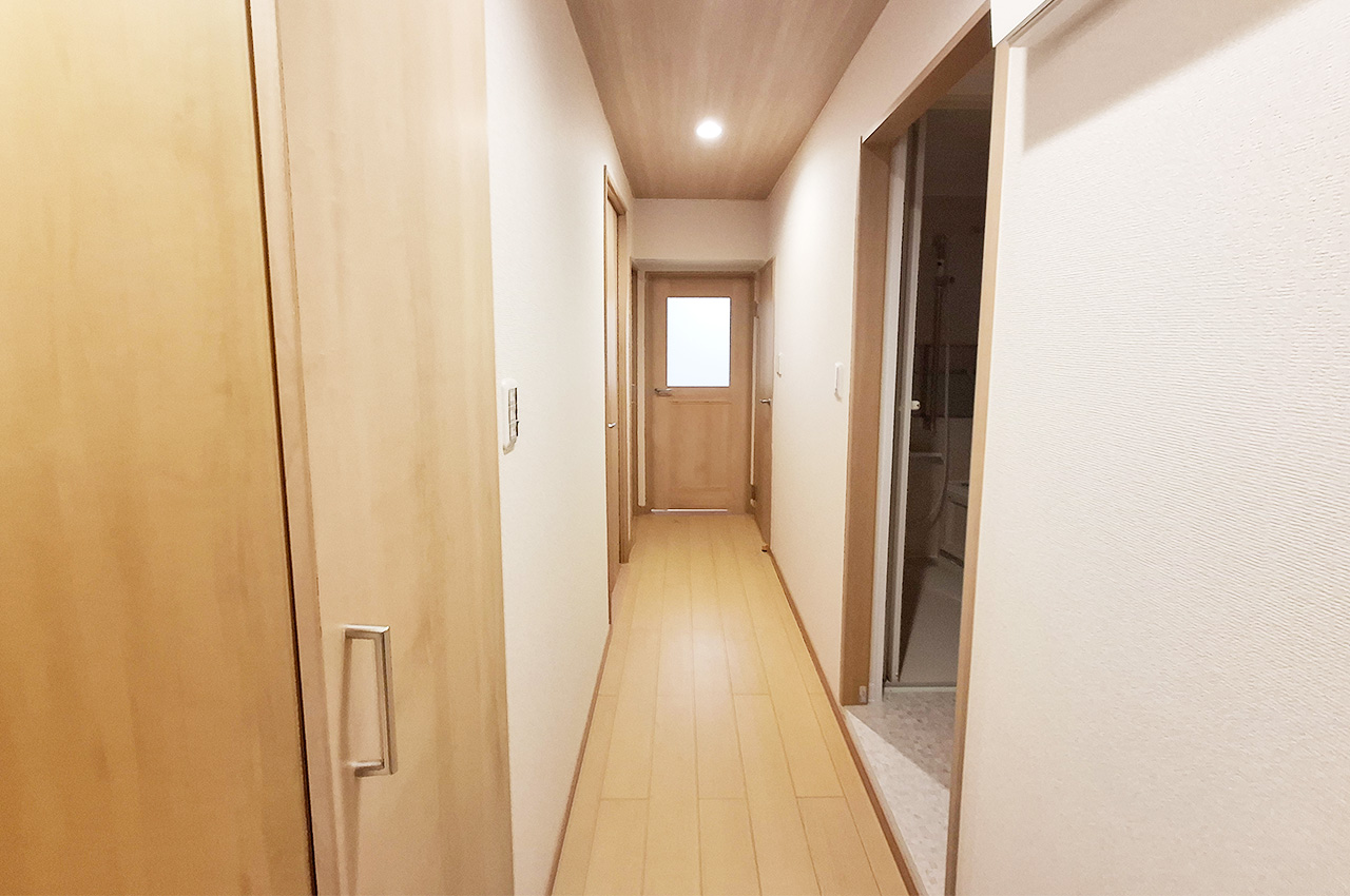 廊下：クロスやフローリングを貼替えるなどリフォーム済み。