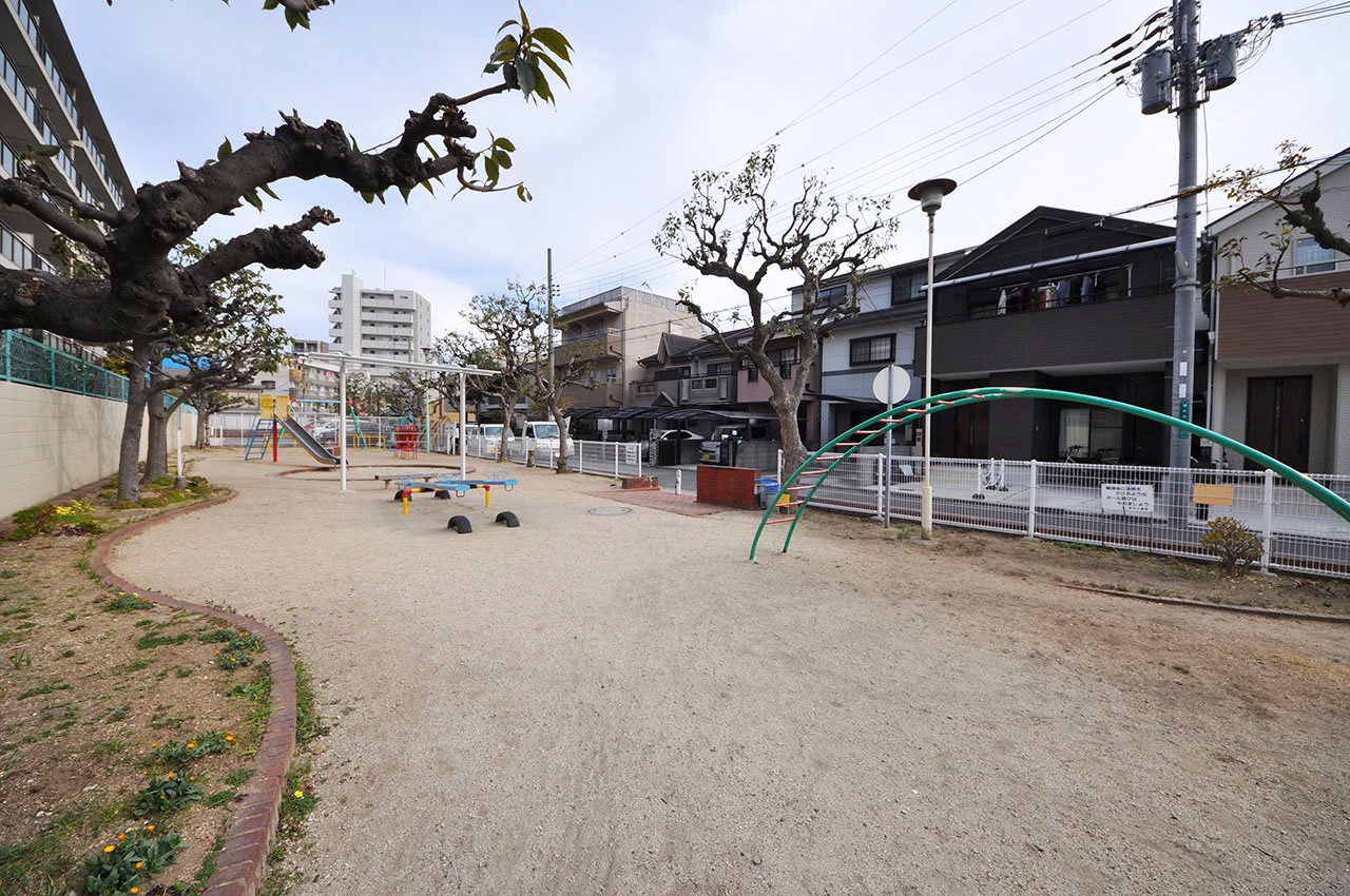 隣接公園(賑町おおばこ公園)