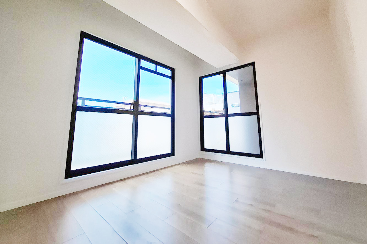 LDK：南西向きバルコニーに面した明るいリビング