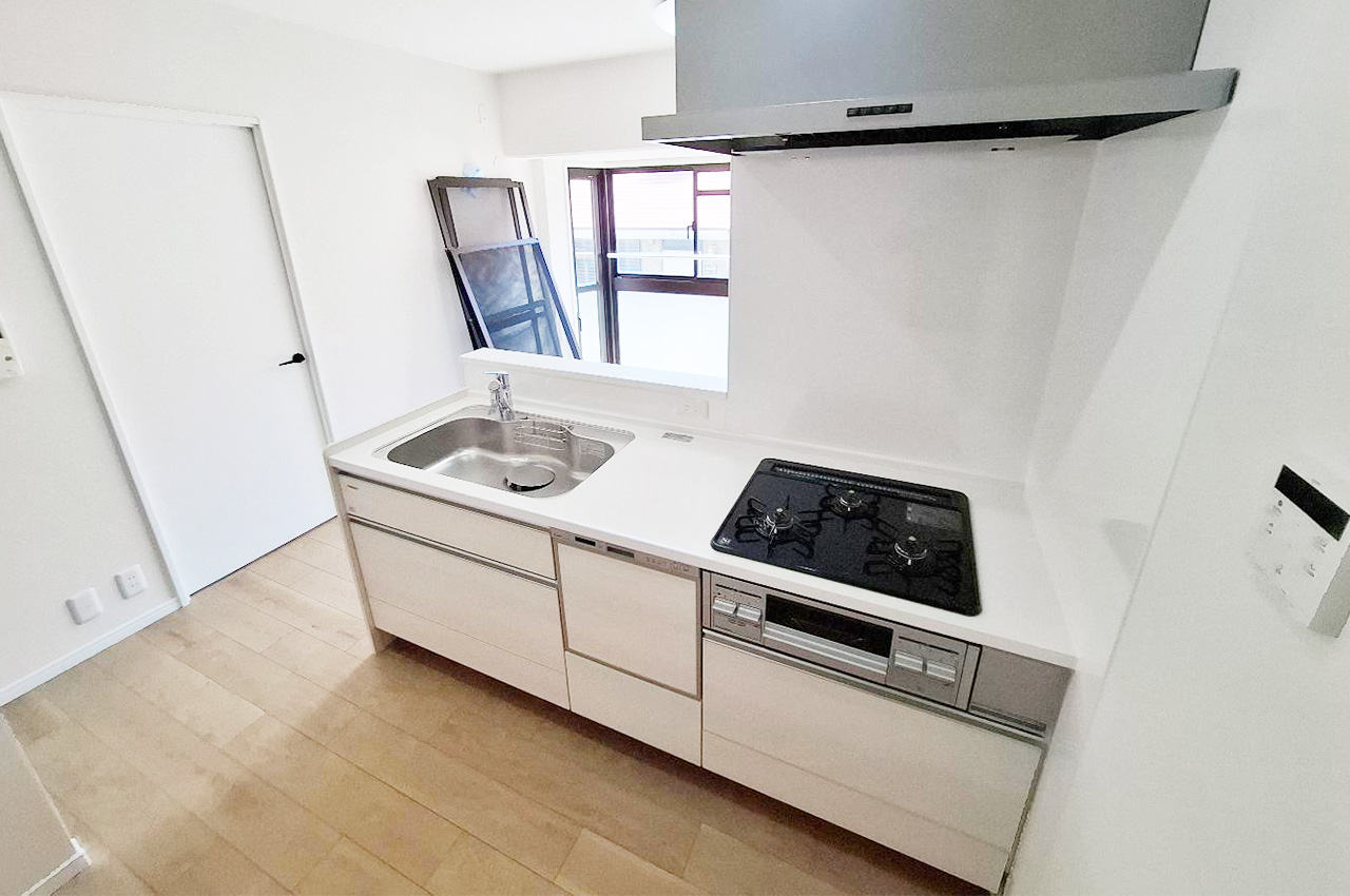 キッチン：食洗機付きシステムキッチン・キッチンパネル新調済み