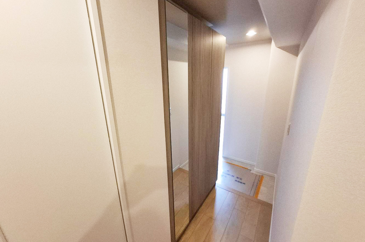 玄関：玄関横には姿見付き収納付き