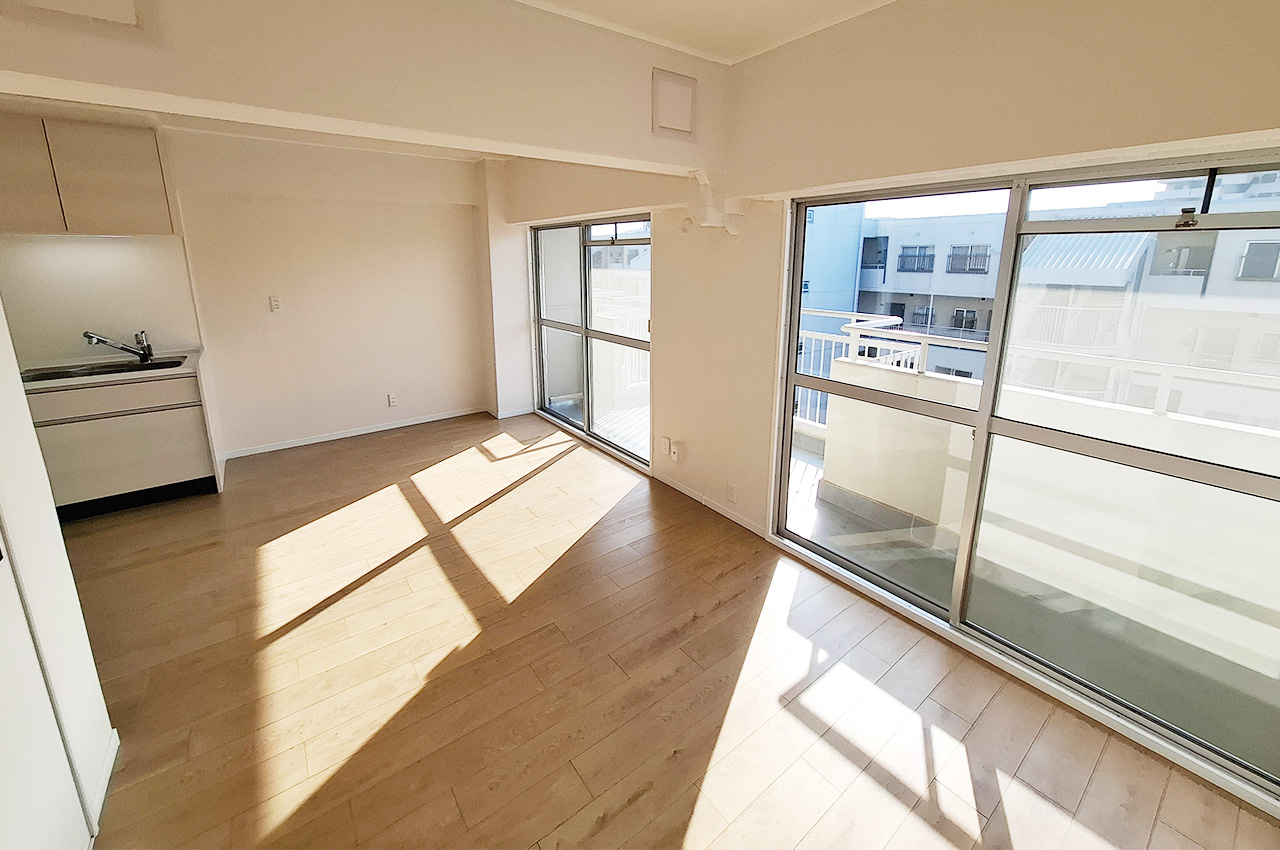 LDK：和室をリビングの一部にリノベーションし、明るく開放的な空間に。