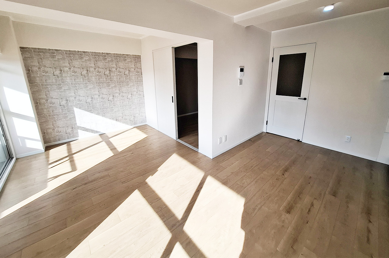 リビングダイニング：壁一部にアクセントクロスを施工。