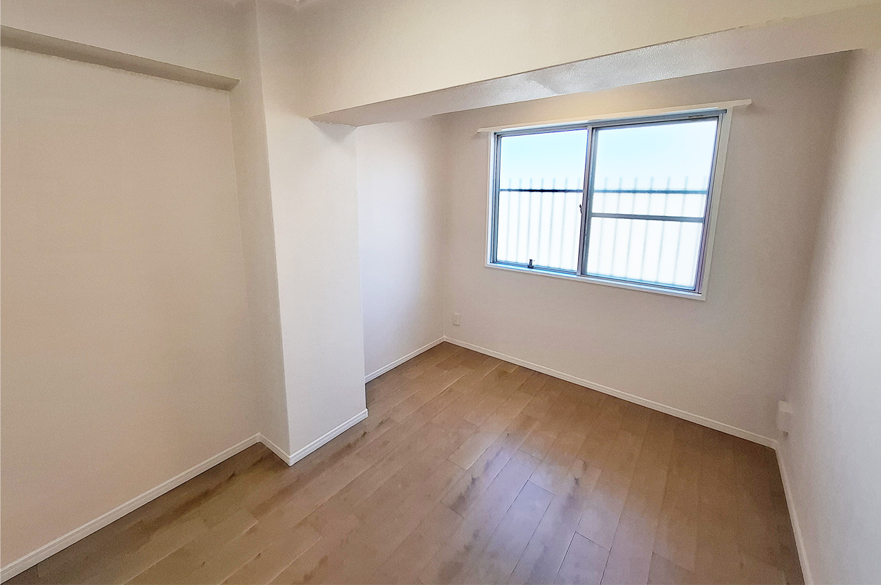 洋室2：クロスやフローリングを貼替えるなどリフォーム済み。