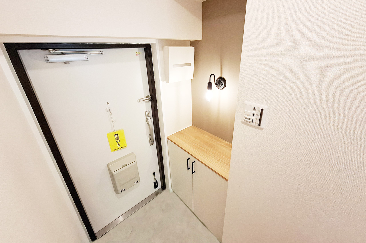 玄関：新調済みの下駄箱で整理整頓しやすい玄関。