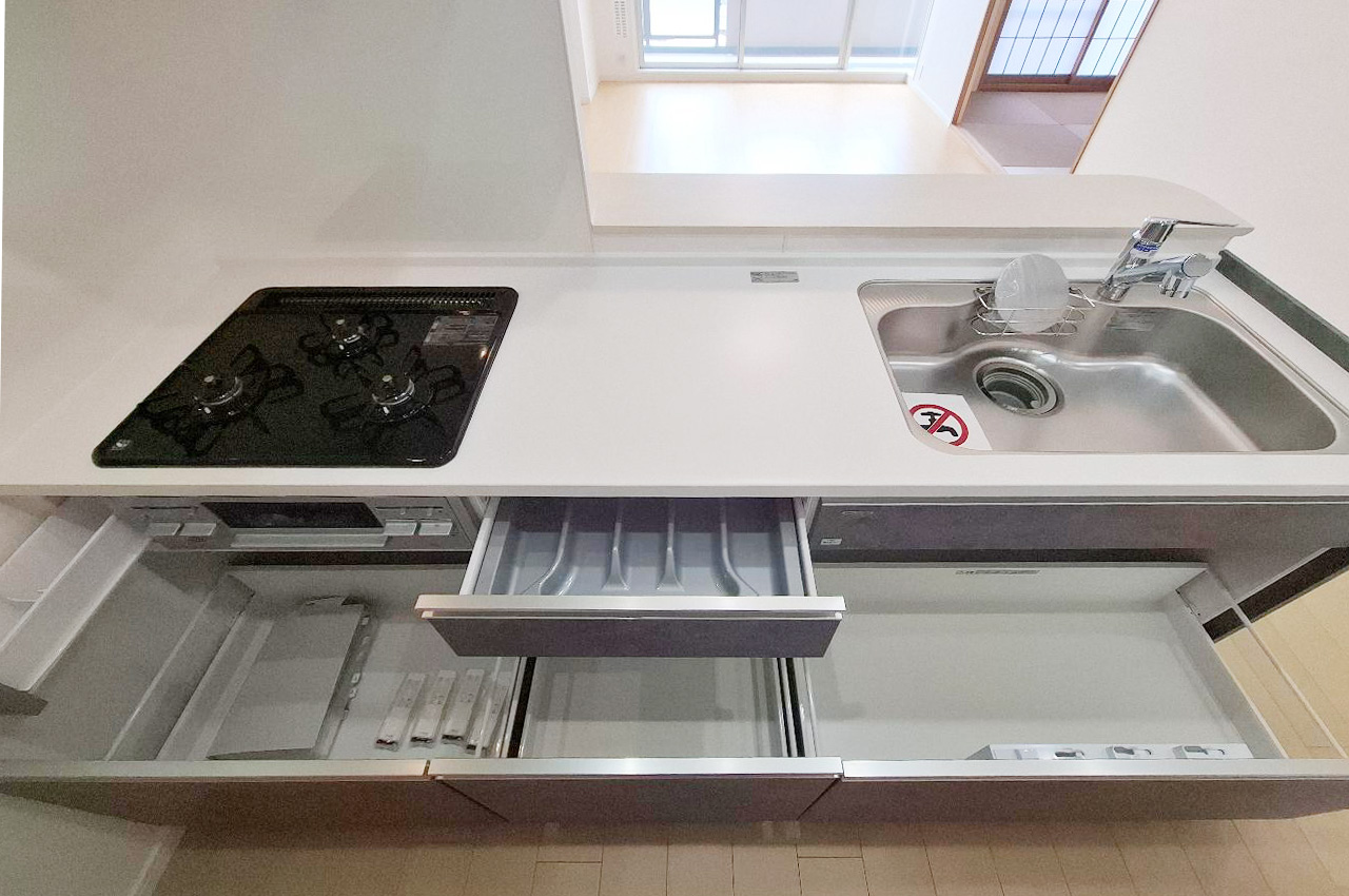 食洗機付きキッチンで家事時短♪大容量収納で調理器具や食器もすっきり。