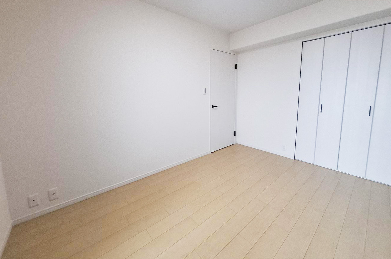 約5.6帖の洋室①。フルリフォームでまっさらのお部屋に生まれ変わりました。