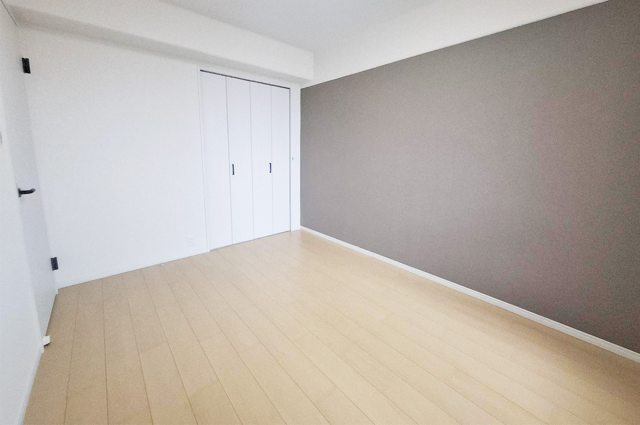 ライトグレーで落ち着いたアクセントクロスが魅力の洋室①。クローゼット付きで収納力もあります。