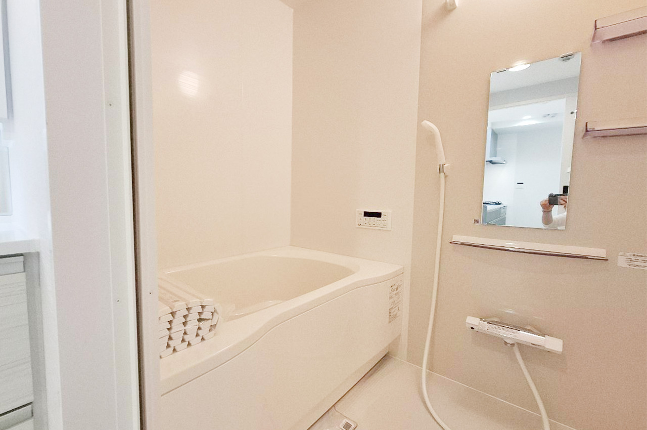 システムバスは新調済み。ゆったり浸かれる清潔なバスタブで一日の疲れを癒せます。