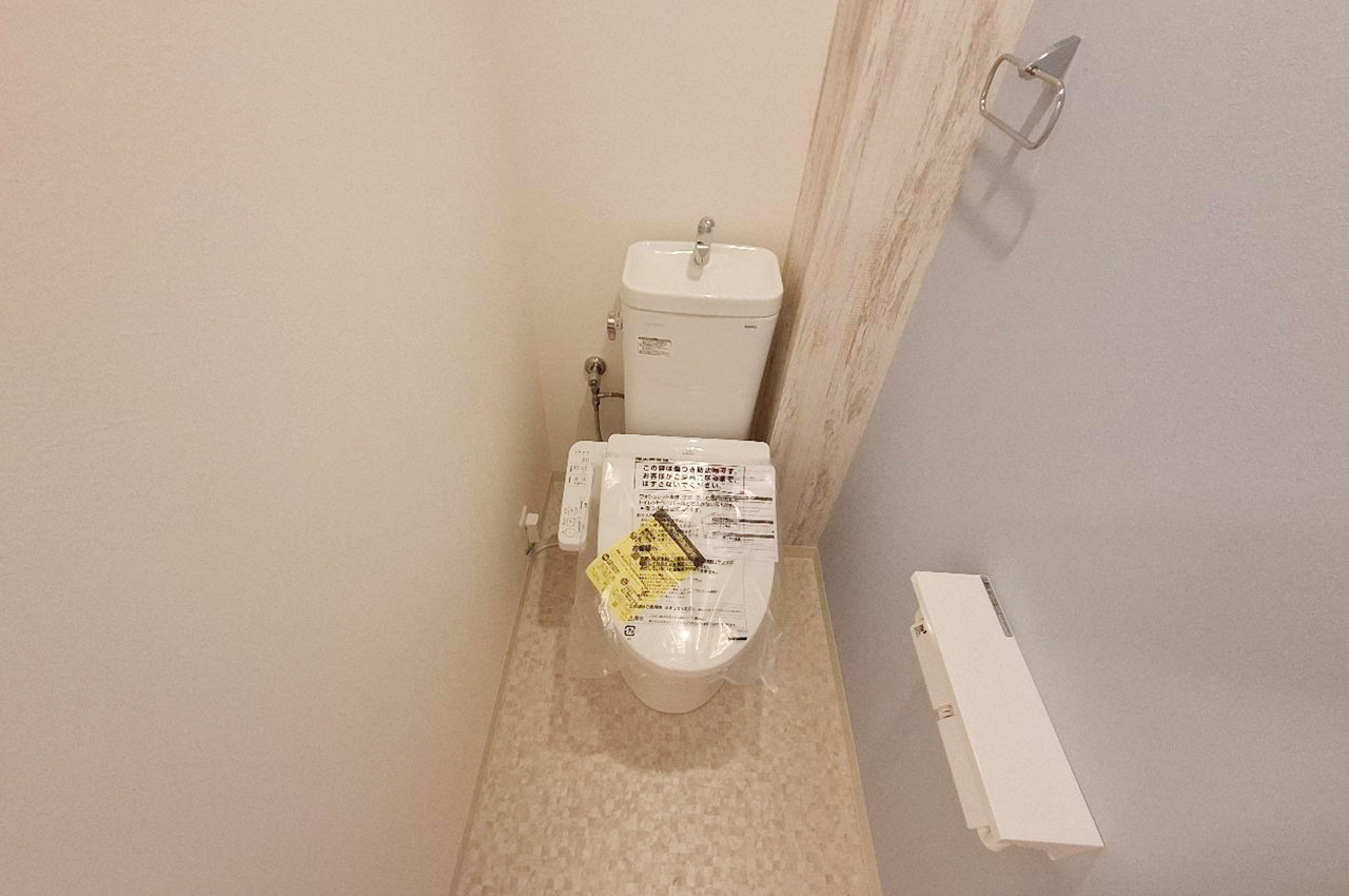 温水洗浄便座付きのトイレは新調済みでピカピカ♪ 新品同様で気持ちよく使えます。