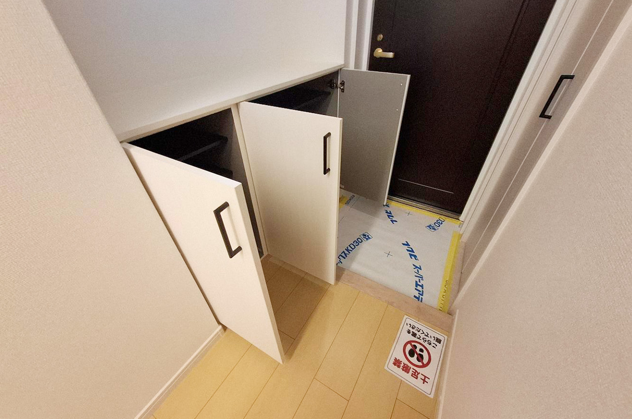 シューズボックスと物入で収納力のある玄関です。