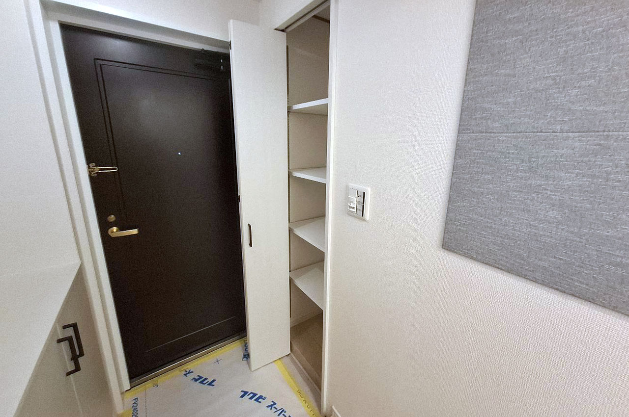 玄関スペースは内装を一新。調湿・消臭効果のあるエコカラットも施工しました。