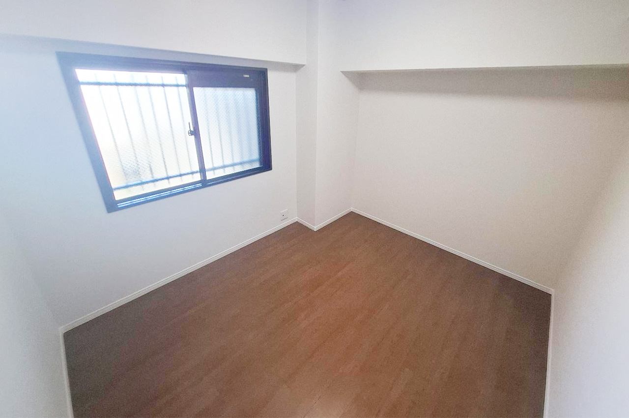 洋室①：壁・天井クロス、フローリング貼替済み。