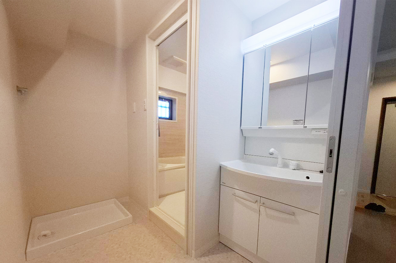 洗面室：壁・天井クロス、クッションフロア貼替済み。