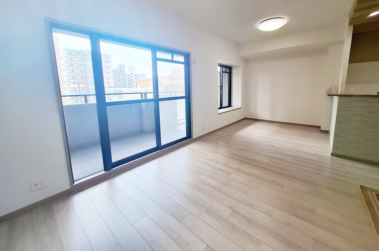 LDK：南向きバルコニーに面した明るい空間です。