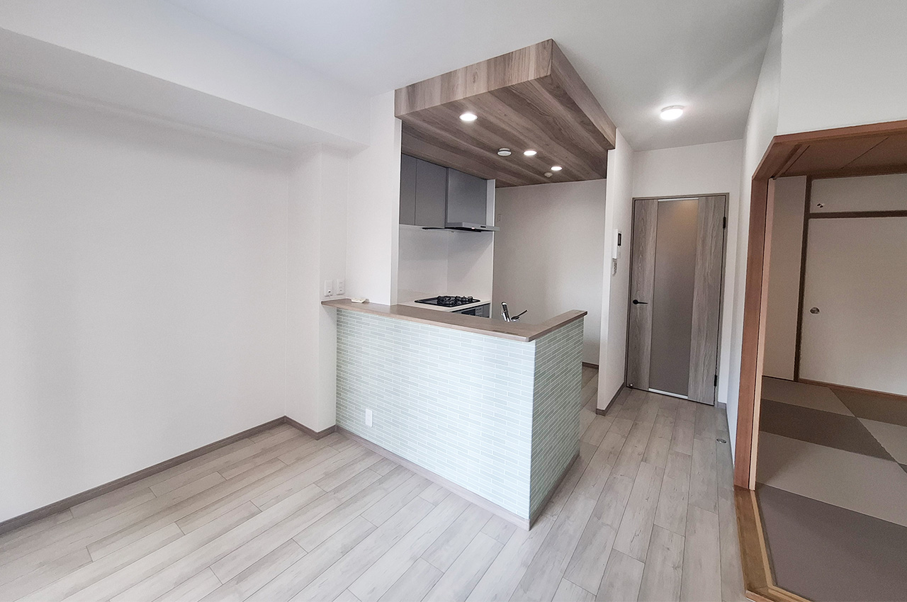 LDK：キッチンカウンター下にアクセントクロスを新調済み。