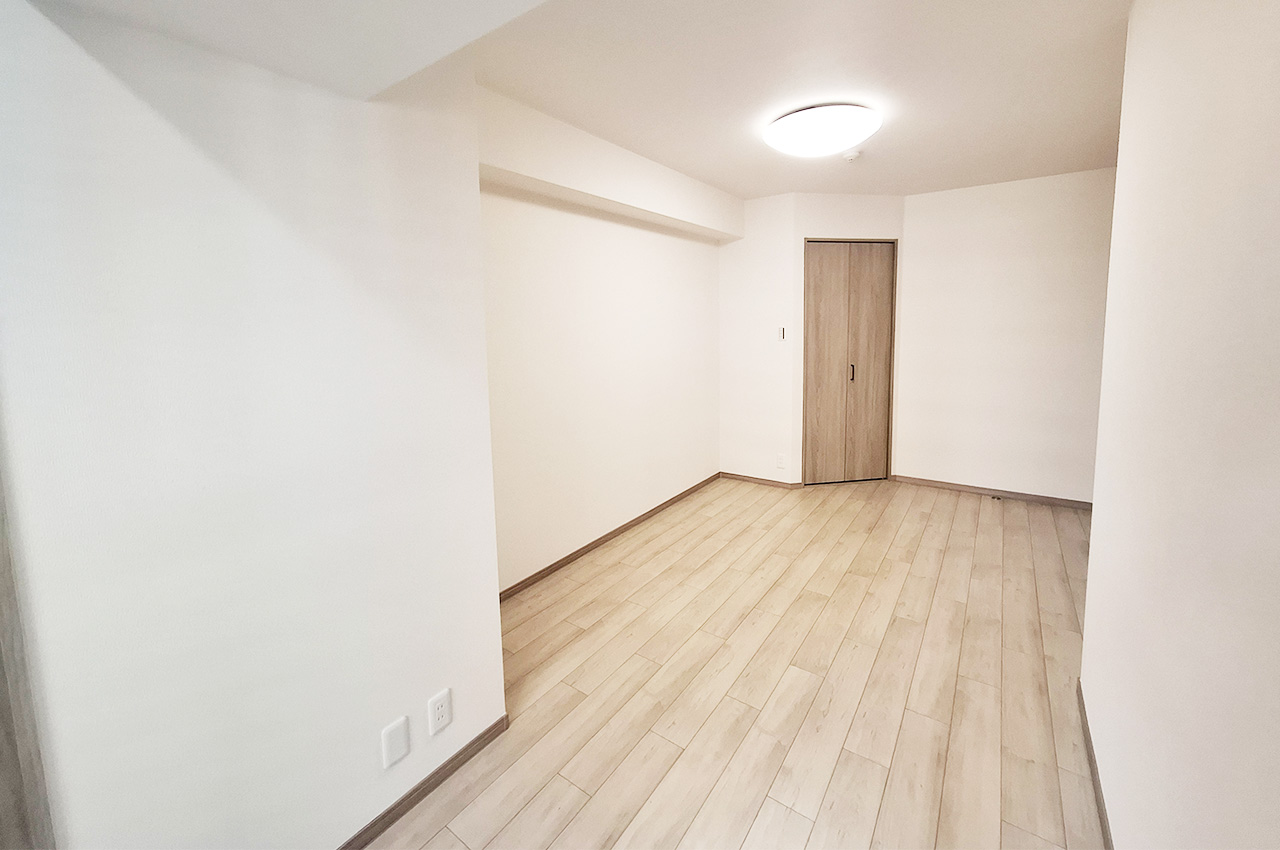 洋室2：クロスやフローリングを貼替えるなどリフォーム済み。