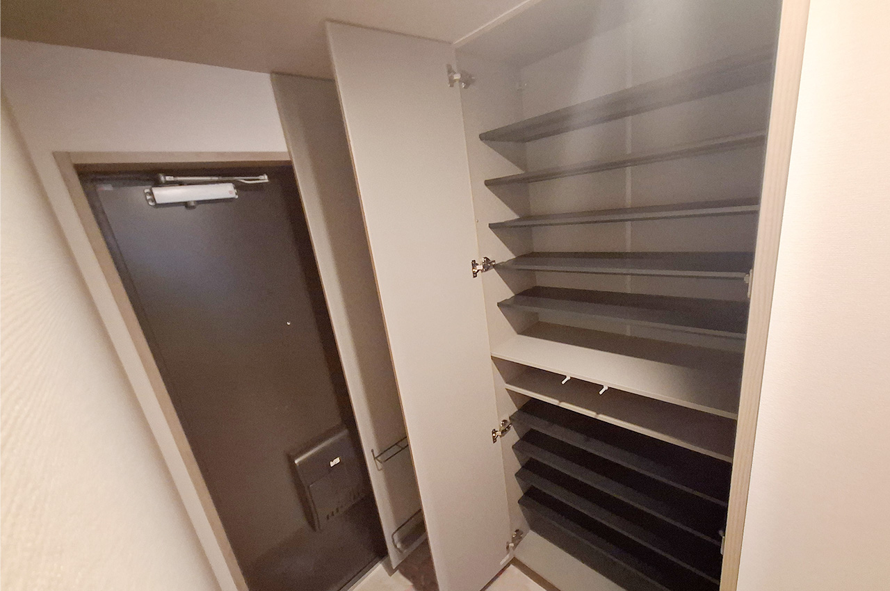 玄関：収納力の高い下駄箱で整理整頓もラクラク。