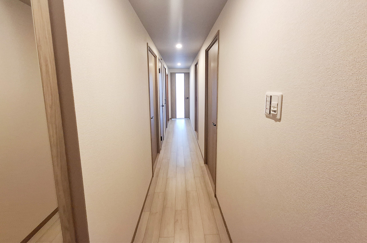 廊下：クロスやフローリングを貼替えるなどリフォーム済み。