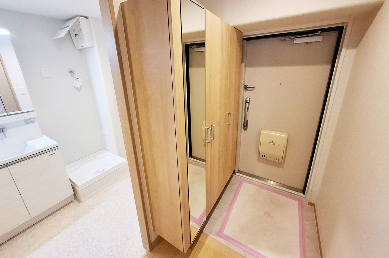 玄関：姿見付きの下駄箱を新調済み。