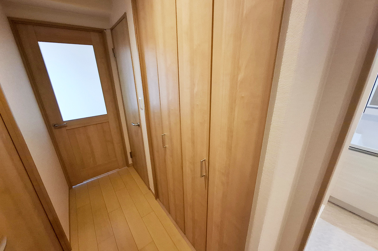 廊下：物入があり、日用品や季節小物の収納に便利です。