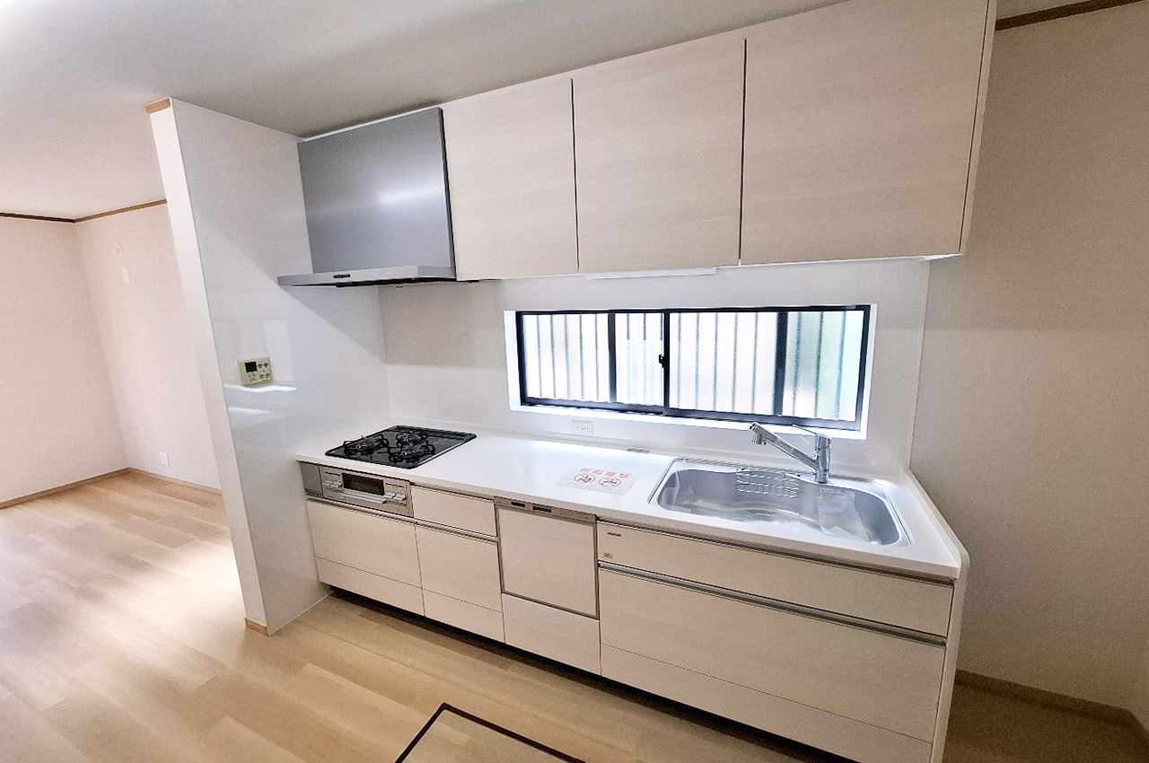 食洗機付きのシステムキッチンを新調。便利な床下収納も新調済みです。