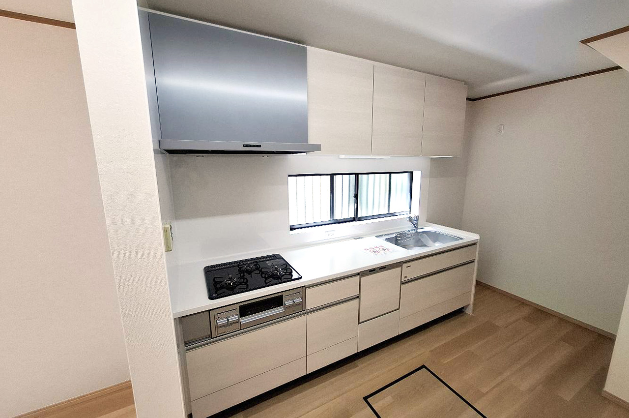 キッチン前に窓があることで、換気がしやすくにおいや湿気も軽減できます。