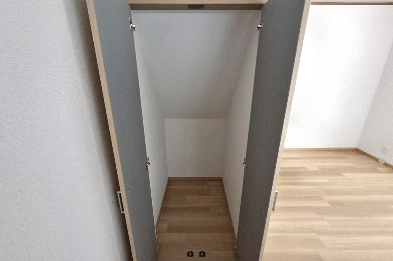 リビング内の階段下物入。調理家電や日用品など多目的に使えて便利です。