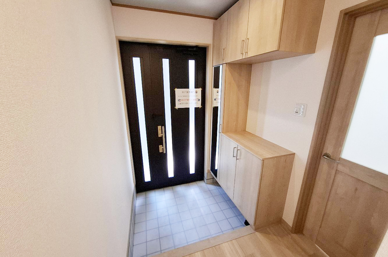 玄関はリフォームで一新。家族やゲストを気持ち良くお迎えできます。