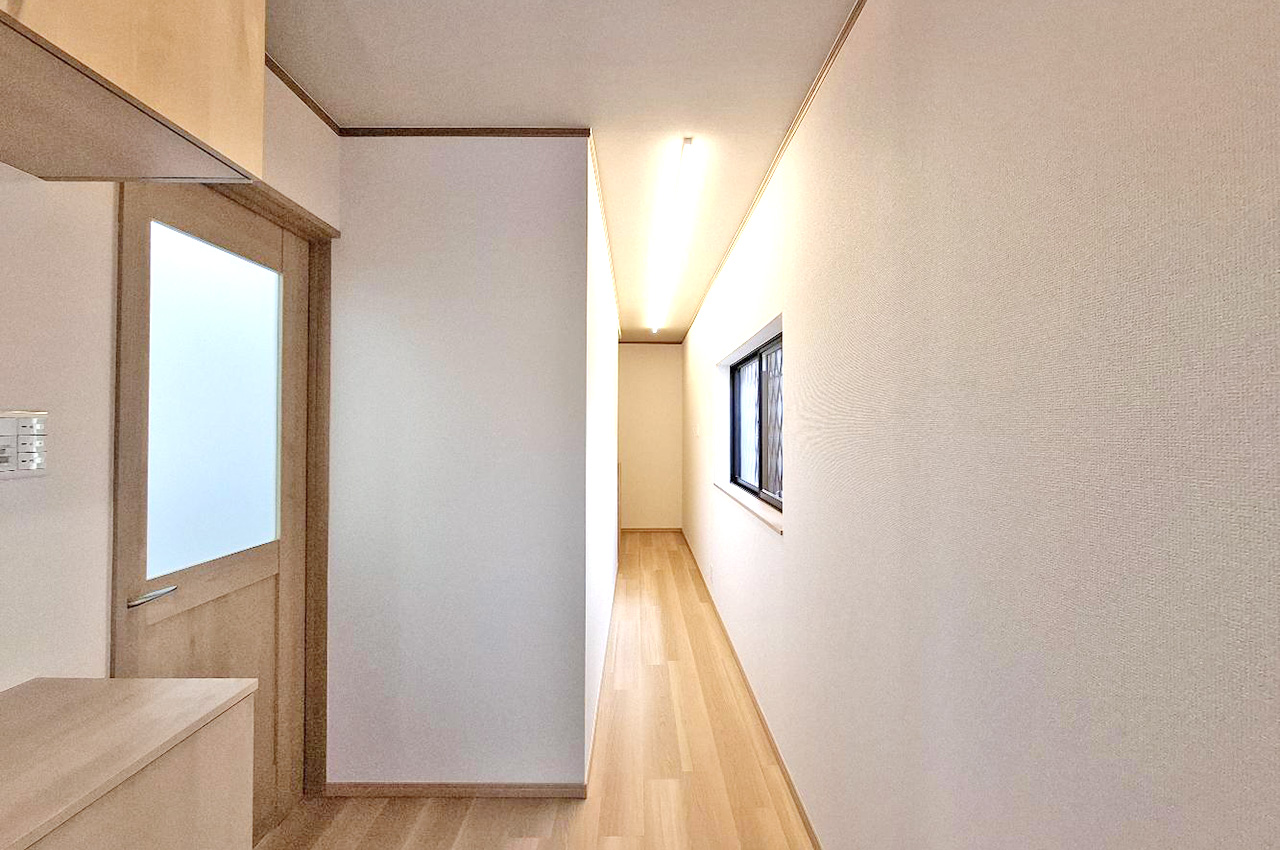 廊下のクロスやフロアタイルはまっさらに。スタイリッシュなライン照明も新調しました。