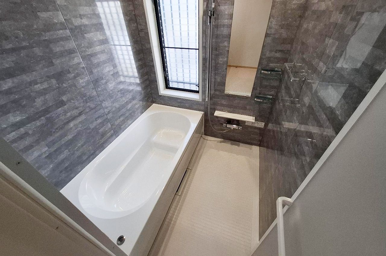 システムバスや浴乾を新調。シックなパネルと大きな縦長窓が落ち着きと癒しの空間を演出します。