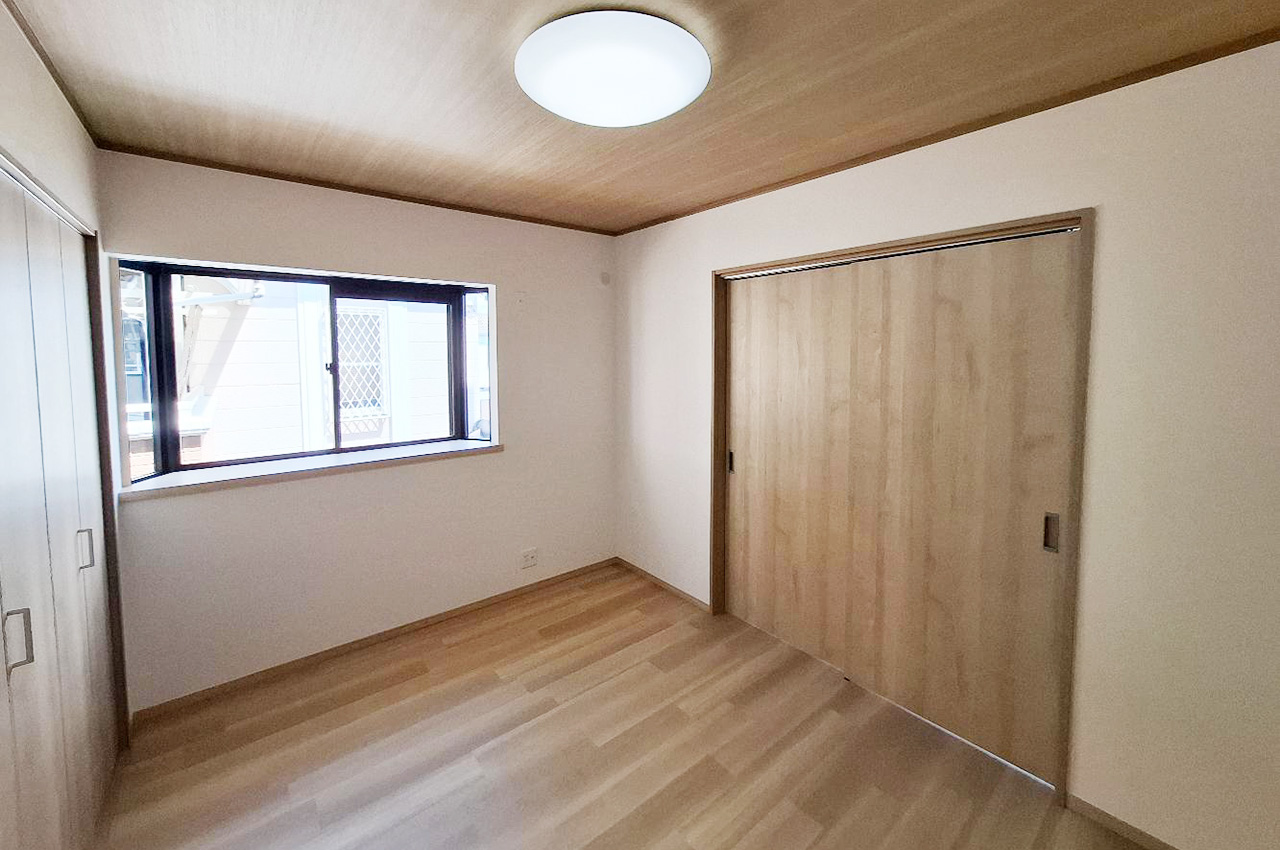 2階真ん中の洋室①。出窓付きのお部屋で、隣の洋室②と続間になっています。